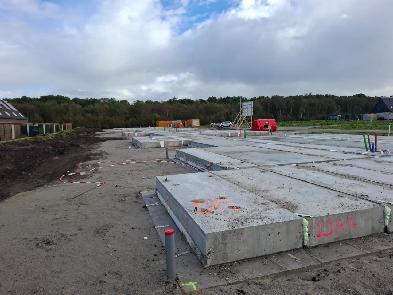 Betonnen vloerplaten op het bouwterrein in Wyldehoarne, Joure