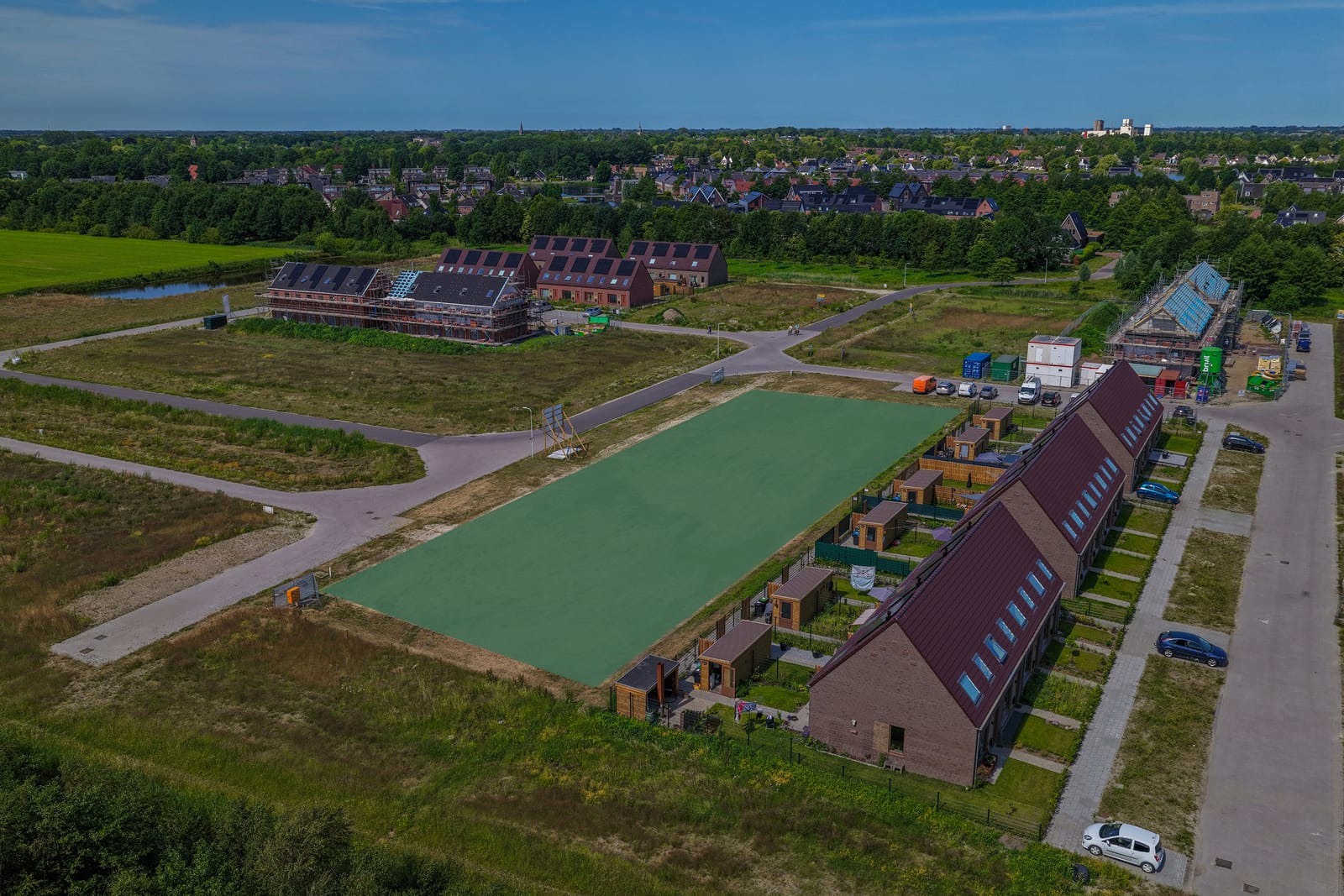 Luchtfoto van nieuwbouwwijk Wyldehoarne met Joure op de achtergrond